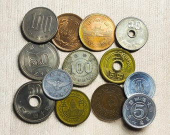 Coleção de moedas antigas japonesas - moedas Sen e Yen de 1900 até a era moderna, incluindo prata de 100 ienes. Total de 13 peças.