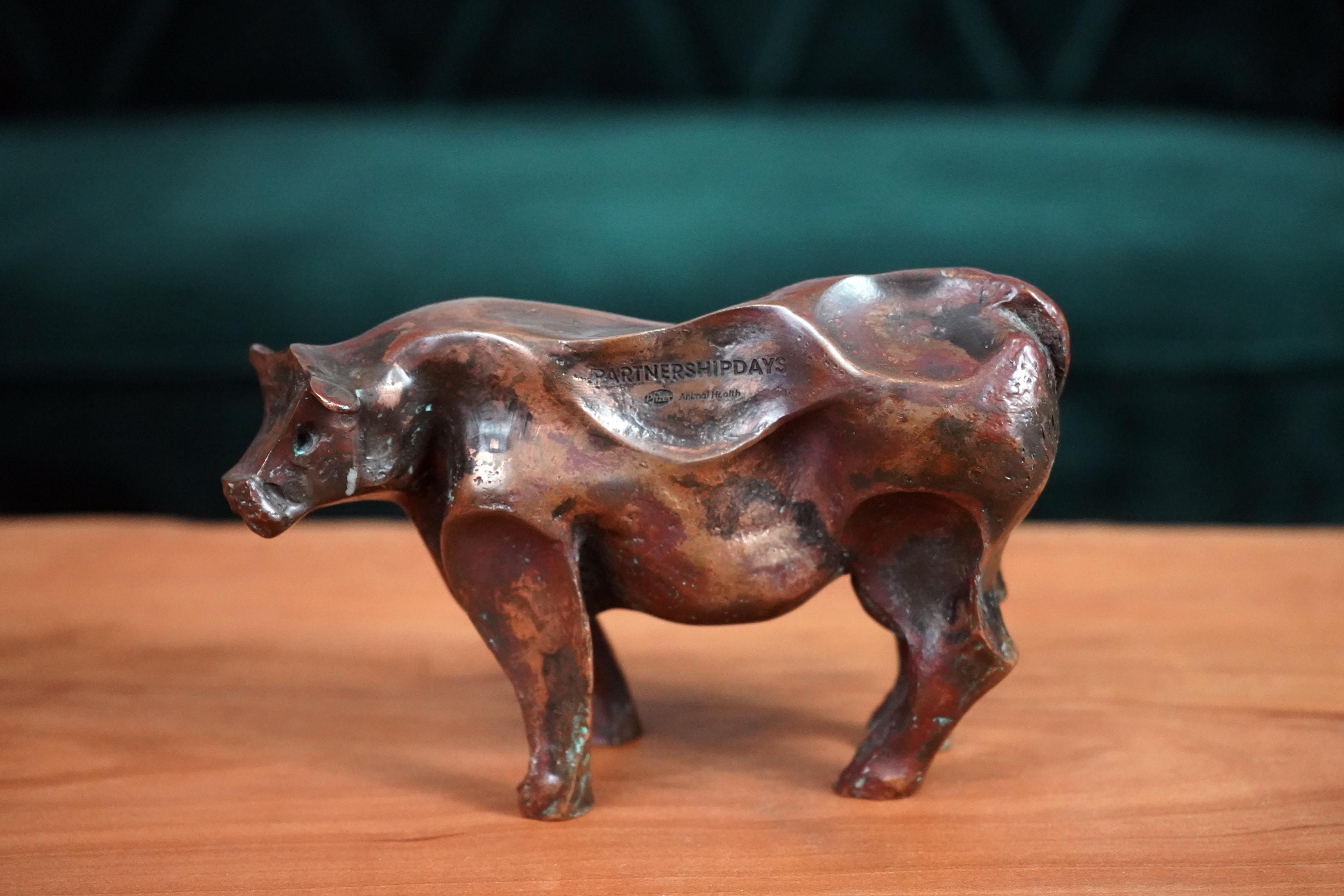 ヴィンテージ ブロンズ 牛の置物 / 彫刻 - Etsy 日本