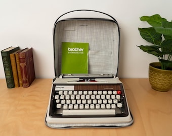 Máquina de escribir Brother Deluxe 1300 portátil de época / con estuche y papel