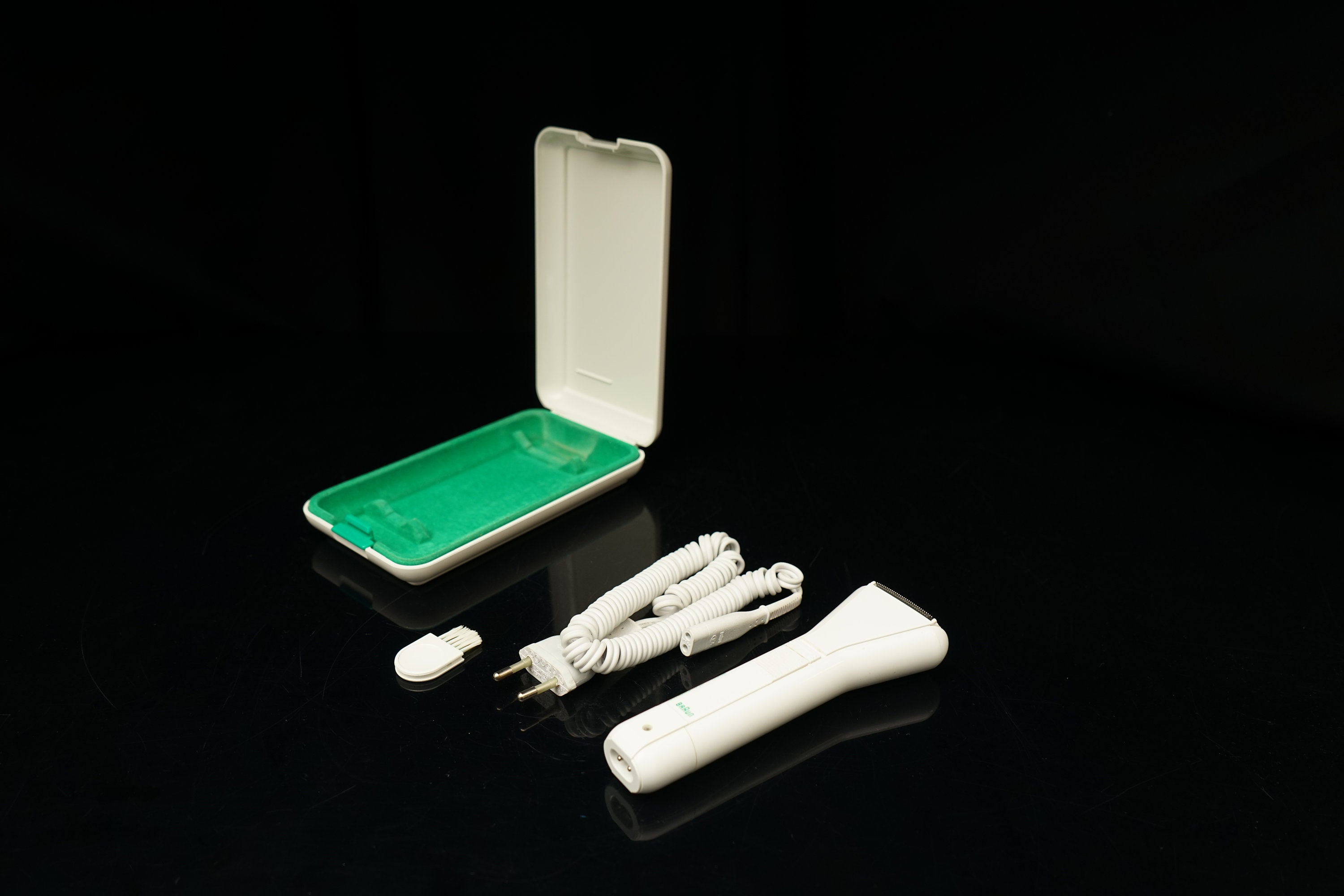 vintage BRAUN Lady Universal Electric Shaver Razor / German / Original Case Brush / Doesn't Work!