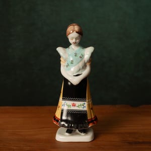 vintage Hollohaza Female Figurine / Hollohaza porcelain / Hand painted / Hungary Folk Sculpture