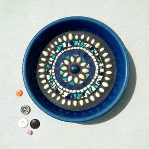 Mosaic pocket emptier “Stormy day in Brittany” – Unique piece, ocean blue and vintage shells, upcycling, artisanal marine decoration