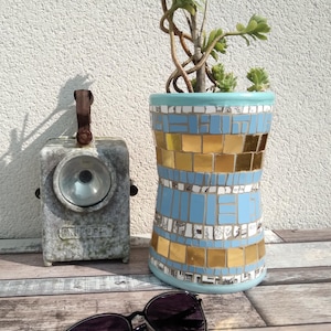 Pot de fleur en mosaïque bleu ciel et or – Cache-pot artisanal avec trou de drainage, matériaux anciens