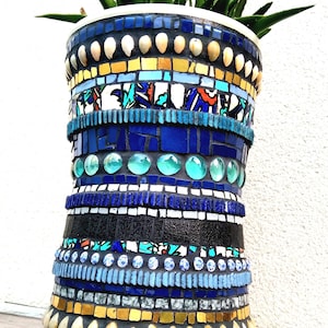Cache-pot mosaïque unique « Jour de tempête en Bretagne » – Artisanat d’art, upcycling, coquillages vintage, pâte de verre or, micro-mosaïqu