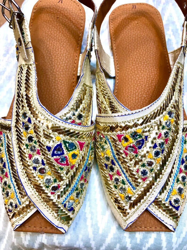 embroidery chappal