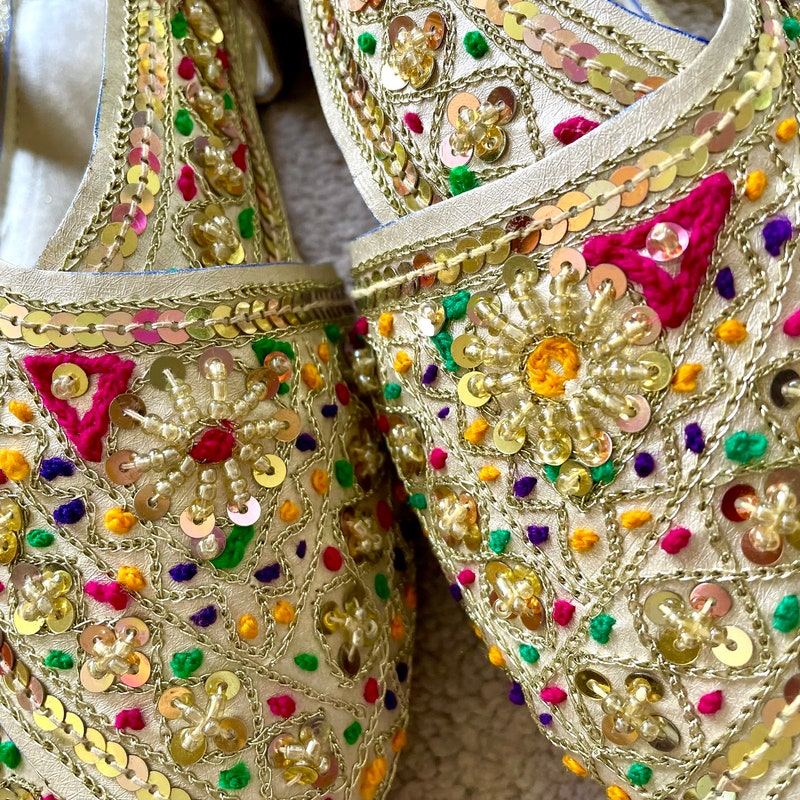 chappal on saree