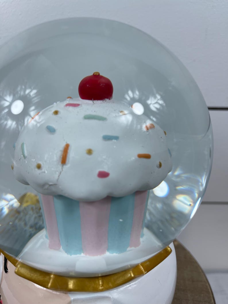 Nutcracker Colonel Cupcake Snow Water Globe - Thumbnail 5