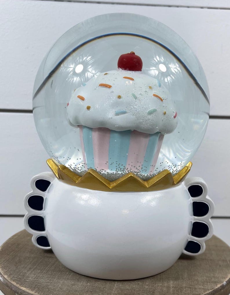 Nutcracker Colonel Cupcake Snow Water Globe - Thumbnail 3