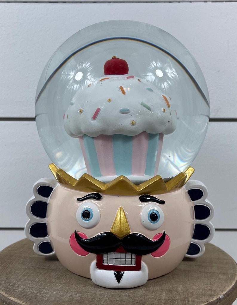 Nutcracker Colonel Cupcake Snow Water Globe - Thumbnail 2