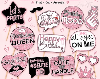 Könnte beinhalten: Ein Set aus 14 Geburtstag-Foto-Requisiten mit rosa Glitzertexturen und schwarzem Text. Die Designs umfassen einen Stern, Sprechblasen, herzförmige Brillen, eine Krone und Lippen. Der Text enthält unter anderem Let's PARTY und GIRL SQUAD.