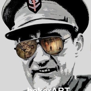 Op de afbeelding: Een zwart-witte illustratie van een man met een militaire pet met een badge waarop "Who Dares Wins" staat en een zonnebril. De zonnebril reflecteert een scène van soldaten in een woestijnlandschap en een brandend gebouw.