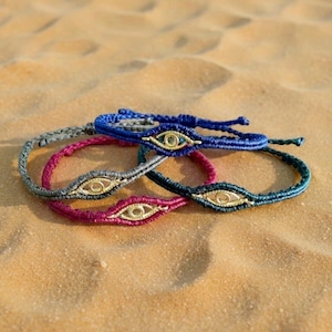 Pulsera de macramé con dijes de mal de ojo, pulsera con dijes, pulsera de mal de ojo, amuleto, pulsera hecha a mano, pulsera de macramé, joyería de macramé