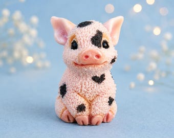 ポリマー粘土のミニチュアピンクの豚、かわいい小さなフィモの置物