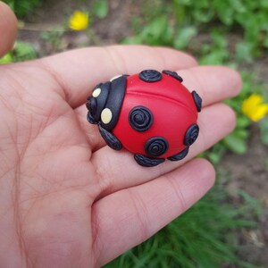 Miniatura de mariquita, escultura de mariquita, juguete de mariquita, figura de mariquita, miniatura de mariquita roja