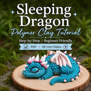 Peut inclure: Un tutoriel de pâte polymère intitulé Sleeping Dragon comprenant un PDF et une vidéo de 28 minutes. L'image montre une petite figurine de dragon bleu sarcelle endormi avec des pointes et des ailes blanches à pointes roses.