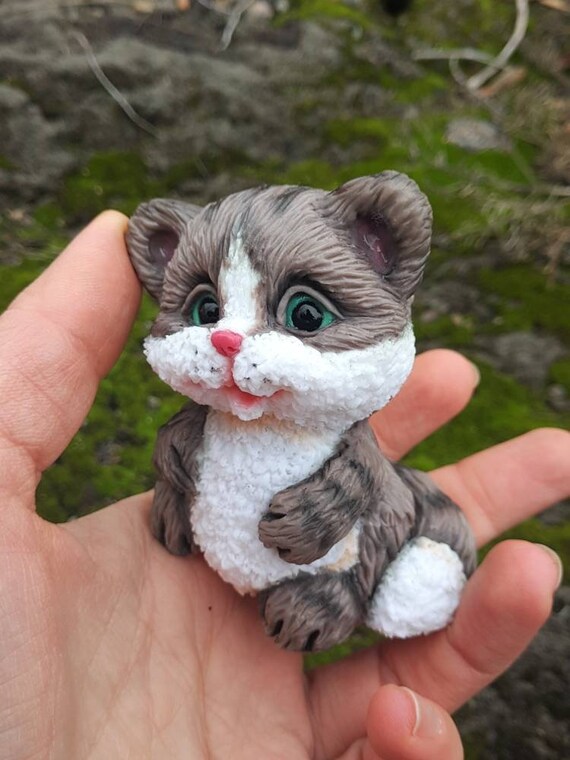 Kleine Katze Figur Katze Grau Weiße Katze Lustig Katze Schöne Kätzchen Personalisierte Geschenk Polimer Ton Figur Katze Cat Spielzeug