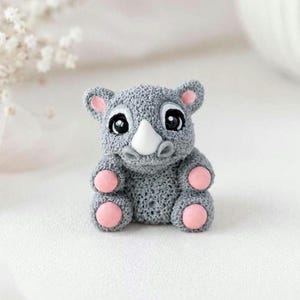 Söt liten noshörning skrivbordsdjur, handgjord polymerlera miniatyr, liten noshörningsfigur, emotionellt stödjande djurgåva