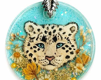 Pingente artesanal em resina de grandes felinos, tigre branco, leopardo-das-neves, leão branco. Joias inspiradas na vida selvagem.
