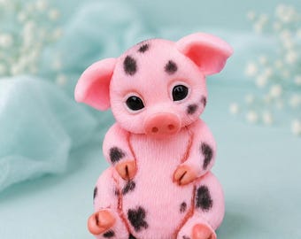 ポリマー粘土のミニチュアピンクの豚、かわいい小さなフィモの置物
