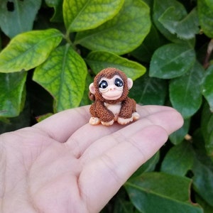 Niedliche Affenminiatur aus Polymerton, Affenliebhabergeschenk, Babyaffenfigur, personalisiertes Miniaturspielzeug, Tierminiatur, lustiger Affe