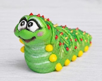 Miniatura de oruga de arcilla polimérica hecha a mano, pequeña figura de la naturaleza, compañero de jardín de hadas.