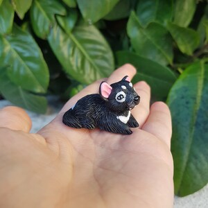 Super słodka miniatura diabła tasmańskiego, miniaturowa rzeźba diabła tasmańskiego, uroczy mały prezent diabła tasmańskiego, miniaturowa pamiątka diabła tasmańskiego