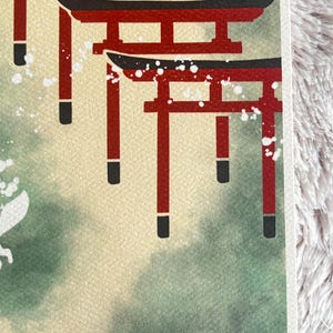 Op de afbeelding: Een aquarel schilderij van drie rode en zwarte Japanse torii-poorten, een traditionele toegangspoort tot Shinto-heiligdommen, tegen een achtergrond van groene en witte aquarel-wassen.