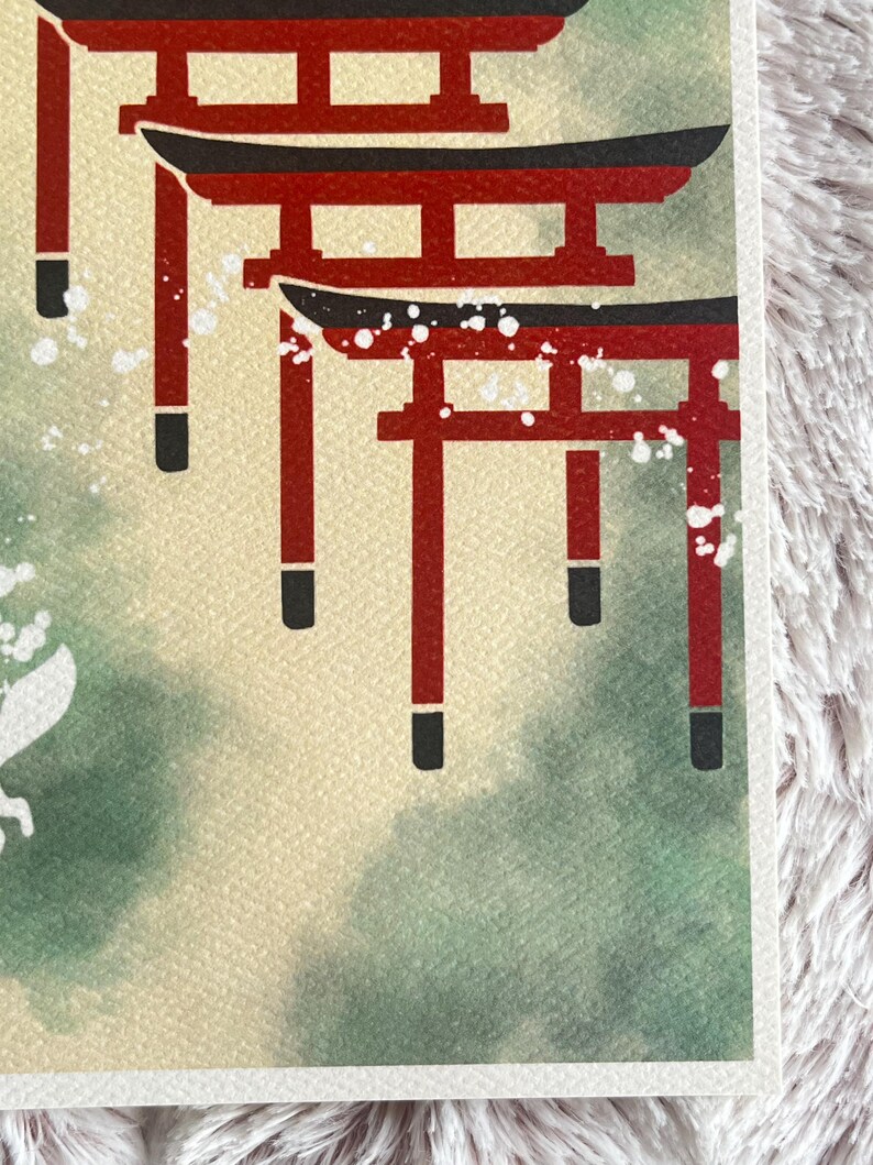 Op de afbeelding: Een aquarel schilderij van drie rode en zwarte Japanse torii-poorten, een traditionele toegangspoort tot Shinto-heiligdommen, tegen een achtergrond van groene en witte aquarel-wassen.