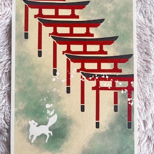 Op de afbeelding: Een witte vos rent naar een reeks rode torii-poorten, een traditionele Japanse structuur, tegen een groene en witte aquarel achtergrond.