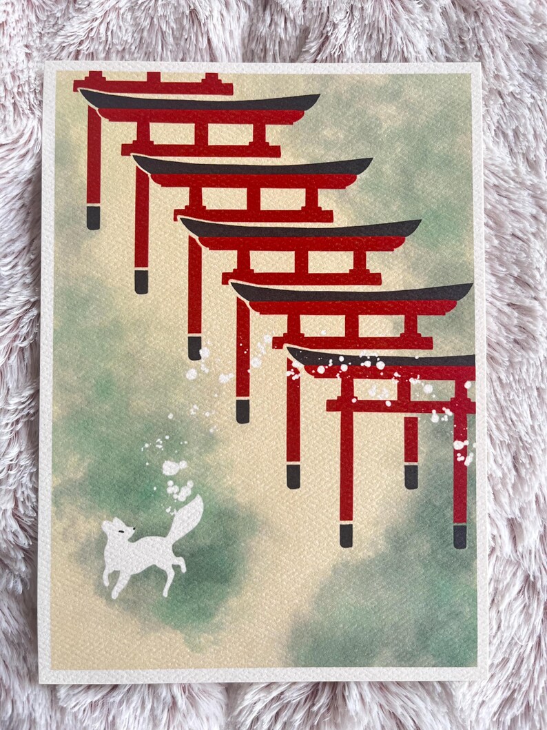 Op de afbeelding: Een witte vos rent naar een reeks rode torii-poorten, een traditionele Japanse structuur, tegen een groene en witte aquarel achtergrond.