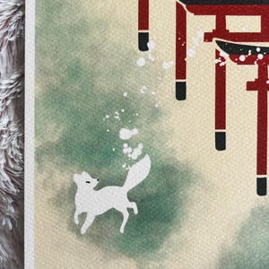 Op de afbeelding: Een wit silhouet van een vos die naar een rode en zwarte Japanse torii-poort rent. De achtergrond is een aquarel in groen en wit.
