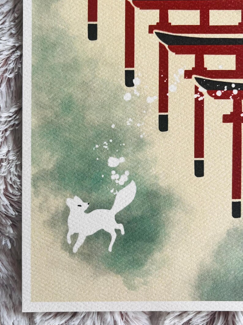 Op de afbeelding: Een wit silhouet van een vos die naar een rode en zwarte Japanse torii-poort rent. De achtergrond is een aquarel in groen en wit.