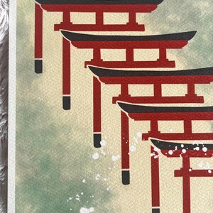 Op de afbeelding: Een digitale illustratie van een reeks rode en zwarte Japanse torii-poorten, een traditionele toegangspoort tot Shinto-heiligdommen, tegen een groene en witte aquarel achtergrond.