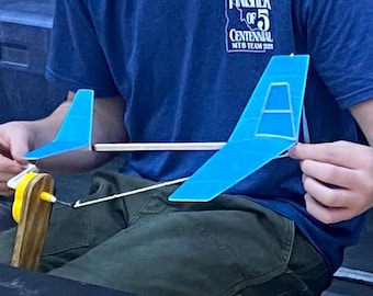 Avión de balsa de 45 cm de envergadura, propulsado por goma, con vuelo libre y canard. Formato PDF, plano de 11 x 17 cm. Descarga digital.