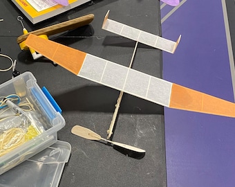 Avión de balsa simple, de 45 cm de envergadura, propulsado por neumáticos, de vuelo libre. Plano en PDF de 28 x 43 cm. Hojas de mosaico de 28 x 21 cm. Descarga digital.