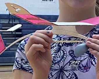 Avión de balsa de 45 cm de envergadura, propulsado por caucho. Planos en PDF de 61 x 91 cm y archivo de corte en DXF. Descarga digital.