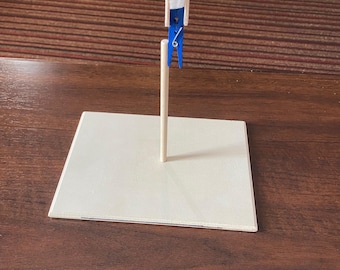 Soporte de vuelo fácil de construir para sostener pequeños aviones de vuelo libre en interiores. Descarga digital en formato PDF.