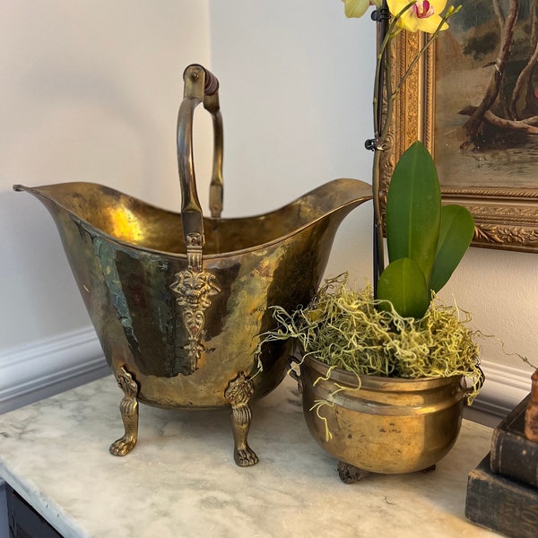 Large 17'' x 18'' - Vintage Hammered Brass Coal Scuttle - Wooden Handle - Lion Head Adornments - Claw Feet - Vessel - Vase - Indoor Planter