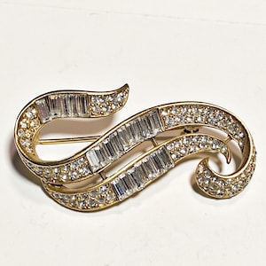 Vintage Oscar de la Renta Designer Signed Baguette Crystal Rhinestone Gold tone Swirl Brooch Costume Jewelry 1980s