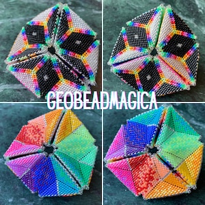 Pode incluir: Um conjunto de quatro padr&otilde;es de contas geom&eacute;tricas em diferentes combina&ccedil;&otilde;es de cores. Cada padr&atilde;o &eacute; uma forma de seis lados com um desenho de estrela no centro. Os padr&otilde;es s&atilde;o preto e branco, arco-&iacute;ris, verde e rosa, e azul e laranja.