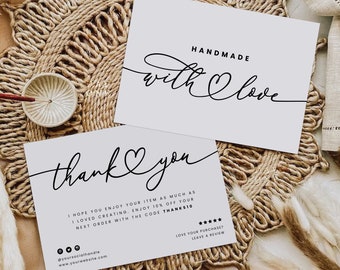Puede incluir: Dos tarjetas blancas con texto negro. La tarjeta superior dice "HANDMADE with love" con un símbolo de corazón. La tarjeta inferior dice "thank you" con un símbolo de corazón e incluye un mensaje sobre disfrutar del artículo y un código de descuento.