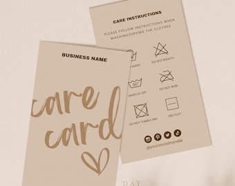 Op de afbeelding: Een beige verzorgingskaart met de tekst "care card" in bruin handschrift. De kaart bevat instructies voor het wassen en drogen van kleding, met pictogrammen voor handwas, machinewas op 50 graden, niet bleken, niet strijken, niet in de droger drogen en plat drogen. De kaart bevat ook sociale media-pictogrammen en de tekst "@yoursocialhandle".