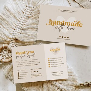 Op de afbeelding: Twee beige kaarten met een handgeschreven bedankbericht en instructies voor de verzorging van kaarsen. De bovenste kaart heeft de tekst "handgemaakt met liefde" in een geel en bruin lettertype. De onderste kaart heeft de tekst "bedankt voor uw steun" en "kaarsverzorging" in een geel en bruin lettertype.