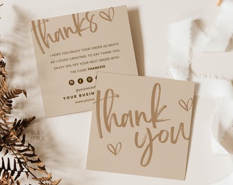Puede incluir: Dos tarjetas de agradecimiento con fondo marrón y letras doradas. La primera tarjeta dice "Gracias" con un corazón y el texto "Espero que disfrutes de tu pedido tanto como yo disfruté creándolo. Para agradecerte, disfruta de un 10% de descuento en tu próximo pedido con el código THANKS10." La segunda tarjeta dice "Gracias" con corazones.
