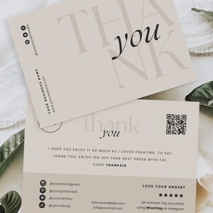 Op de afbeelding: Een bedankkaart met een minimalistisch ontwerp. De kaart is beige met zwarte tekst en een QR-code. De tekst luidt "Bedankt" en "Ik hoop dat je er net zoveel van geniet als ik van het maken. Als bedankje krijg je 10% korting op je volgende bestelling met de code THANKS10".