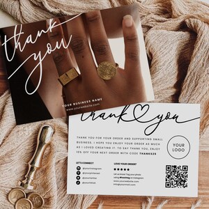 K&ouml;nnte beinhalten: Dankeskarte mit einer handschriftlichen Dankesbotschaft in Schwarzwei&szlig;, einem Herzsymbol und einem QR-Code. Die Karte enth&auml;lt auch den Text "YOUR LOGO" und "LOVE YOUR ORDER?" mit einem F&uuml;nf-Sterne-Bewertungssystem. Der Text "LET'S CONNECT" wird von Social-Media-Symbolen gefolgt.