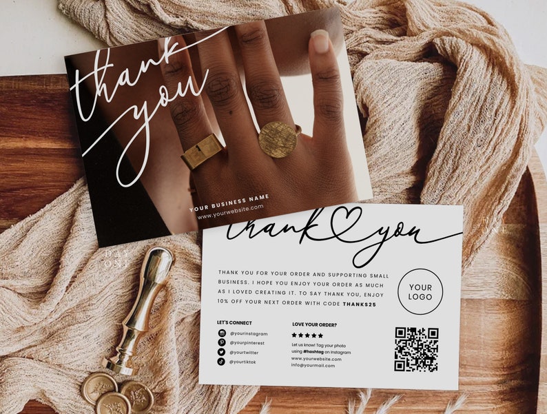 K&ouml;nnte beinhalten: Dankeskarte mit einer handschriftlichen Dankesbotschaft in Schwarzwei&szlig;, einem Herzsymbol und einem QR-Code. Die Karte enth&auml;lt auch den Text "YOUR LOGO" und "LOVE YOUR ORDER?" mit einem F&uuml;nf-Sterne-Bewertungssystem. Der Text "LET'S CONNECT" wird von Social-Media-Symbolen gefolgt.