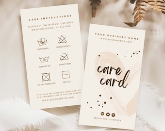 Op de afbeelding: Een beige verzorgingskaart met bruine tekst die "care card" zegt en een bruin abstract ontwerp. De kaart bevat ook instructies voor het wassen en drogen van kleding, waaronder handwas, niet bleken, wassen op 50 graden, niet strijken, niet in de droger drogen en plat drogen. De kaart bevat ook het websiteadres "www.yourwebsite.com" en de social media-handle "@yoursocialhandle".