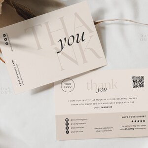 Op de afbeelding: Een bedankkaart met een minimalistisch ontwerp met de woorden "dankjewel" in beige op een cr&egrave;mekleurige achtergrond. De kaart bevat een QR-code, social media-iconen en een website-adres.
