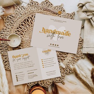 Op de afbeelding: Een bedankkaart met de tekst "thank you for your support" en een kaarsverzorgingskaart met de tekst "candle care" en instructies voor het verzorgen van een kaars. Beide kaarten hebben een beige achtergrond met gouden tekst en een bruin-witte geweven mat.